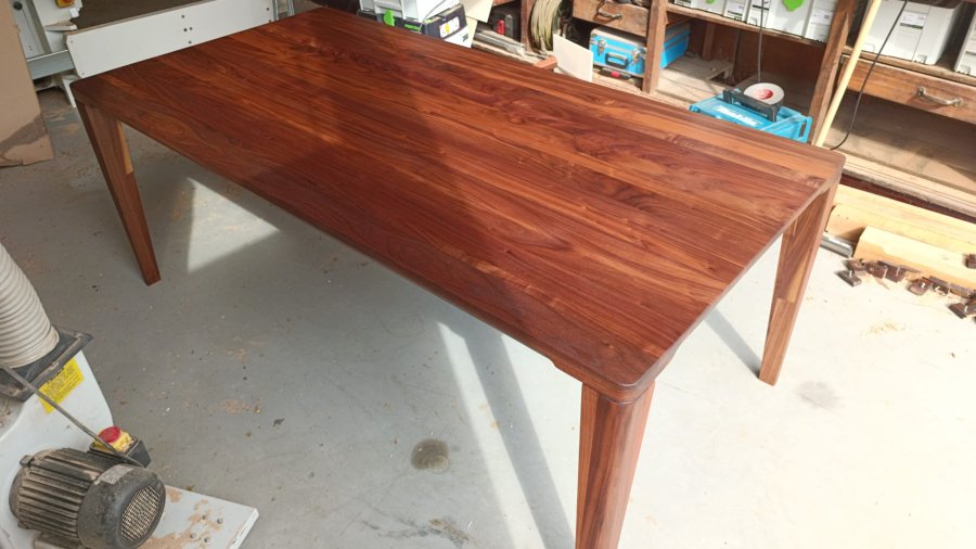 Notenhouten tafel